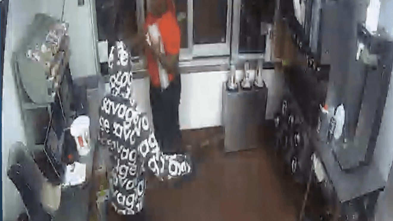 Poliția din Goldsboro caută ajutorul cetățenilor în identificarea unui suspect de jaf Poliția din Goldsboro solicită sprijinul comunității pentru identificarea unui suspect implicat într-un jaf ce a avut loc pe East Ash Street