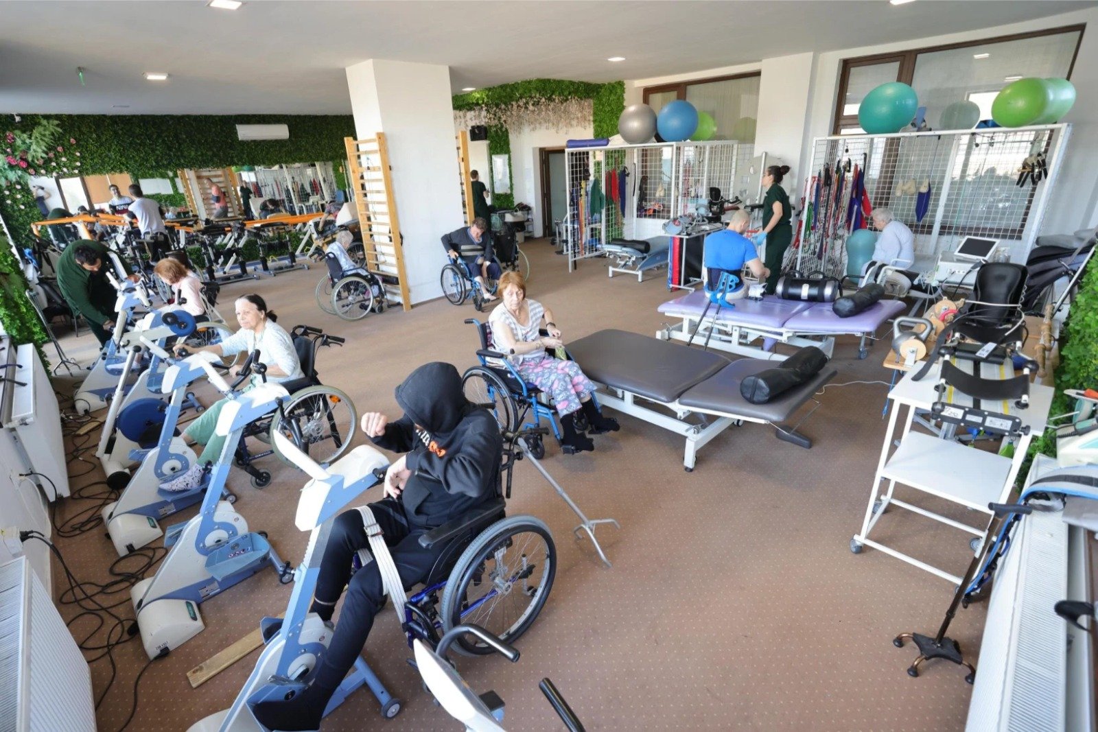 Reforma serviciilor medicale din orașele mici: spitalele devin centre de recuperare și îngrijiri paliative O propunere îndrăzneață care ar putea schimbă radical modul în care sunt gestionate serviciile medicale în comunitățile mai mici a fost lansată recent de către Alina Ion, manager și fondatoare a Spitalului de Recuperare Medicală ”Sfântul Sava cel Sfințit”