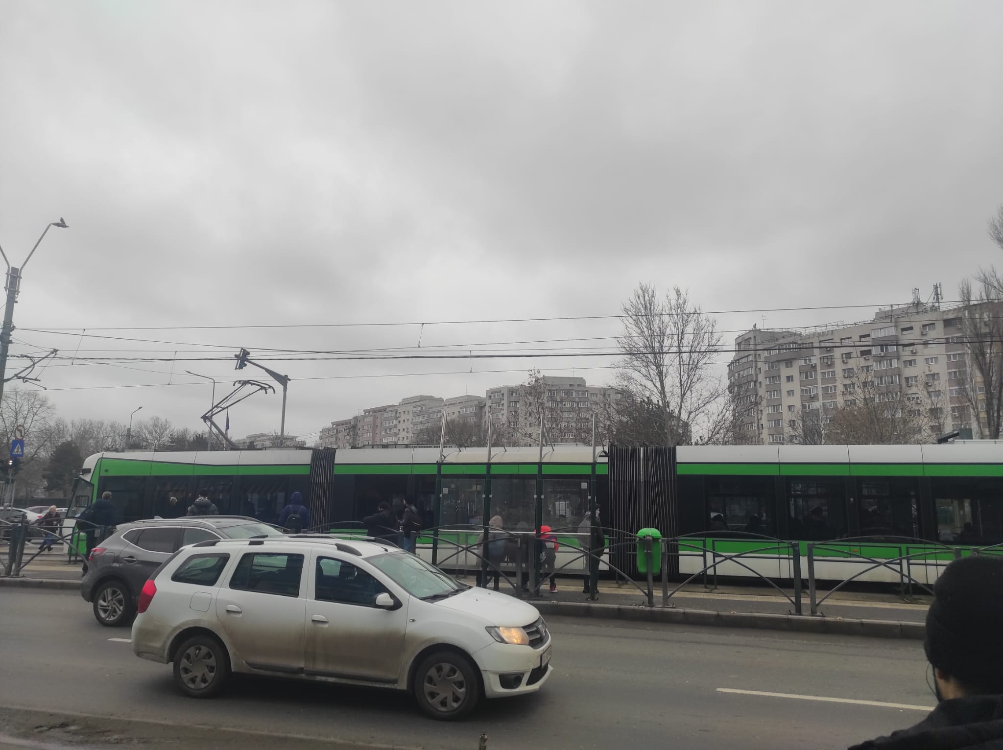 Traficul tramvaielor pe linia 41, perturbat temporar în zona Șoseaua Virtuții, după o defecțiune tehnică Circulația pe linia de tramvai 41 a fost suspendată vineri după-amiază în zona Șoseaua Virtuții, după ce un pantograf a cedat în timpul mersului, iar traficul s-a blocat aproape complet în zona stației Pod Ciurel