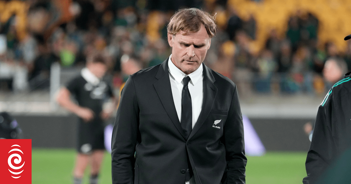 Scott Robertson, demis din funcția de antrenor al All Blacks: O nouă eră în rugby-ul neozeelandez Scott Robertson, cunoscut și sub numele de „Razor”, a fost exclus din funcția de antrenor al All Blacks, o decizie luată de New Zealand Rugby în urma unei analize amănunțite a performanțelor echipei