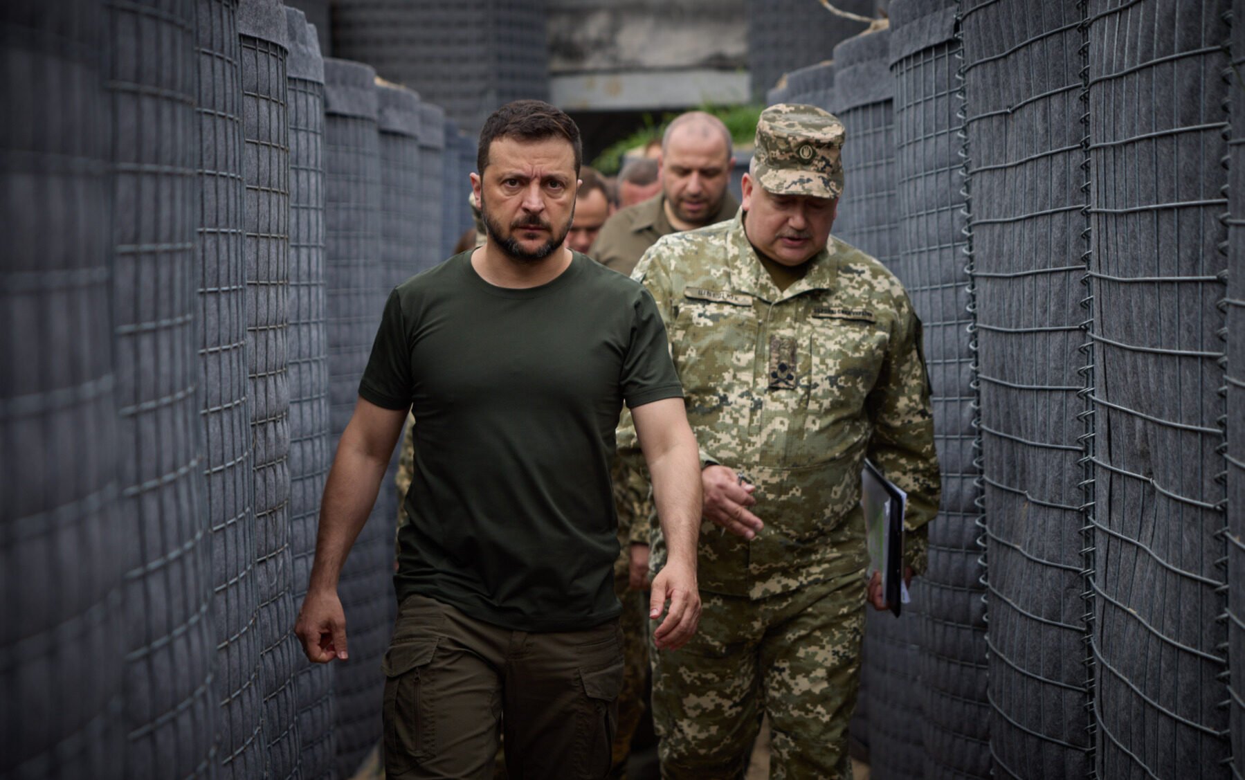 Ucraina pregătește o remaniere majoră: Igor Zelenski intenționează să înlocuiască ministrul Energiei, Denis Şmîgal, cu ministrul Apărării Președintele ucrainean Volodimir Zelenski a anunțat sâmbătă planurile de reorganizare a guvernului de la Kiev, expunând intenția de a-l numi pe ministrul Apărării, Denis Șmîgal, înlocuind astfel actualul ministru al Energiei