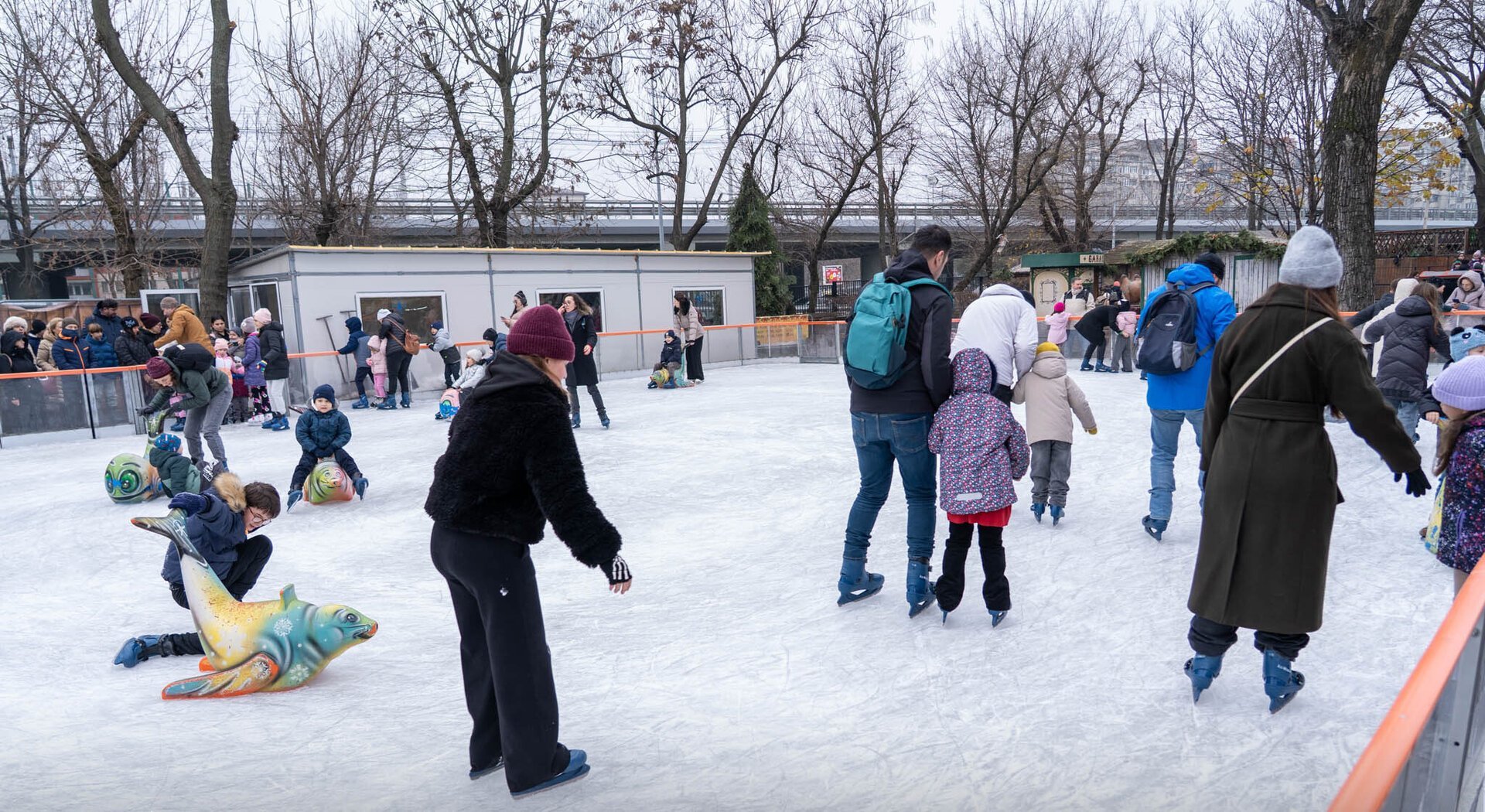 Patinoarele din București continuă să ofere distracție și activități recreative pentru iubitorii de sporturi pe gheață, în ciuda unor perioade de întrerupere temporară