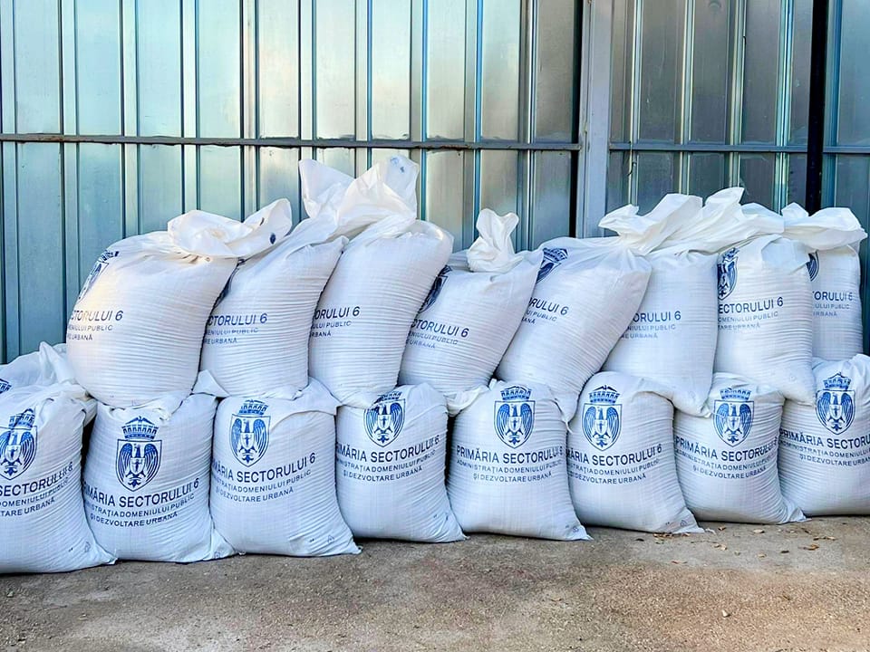 Primăria Sectorului 6 anunță o inițiativă menită să sprijine cetățenii în pregătirea pentru sezonul de iarnă: asociațiile de proprietari din această zonă pot obține gratuit saci cu material antiderapant, pentru a asigura siguranța pietonilor în fața blocurilor