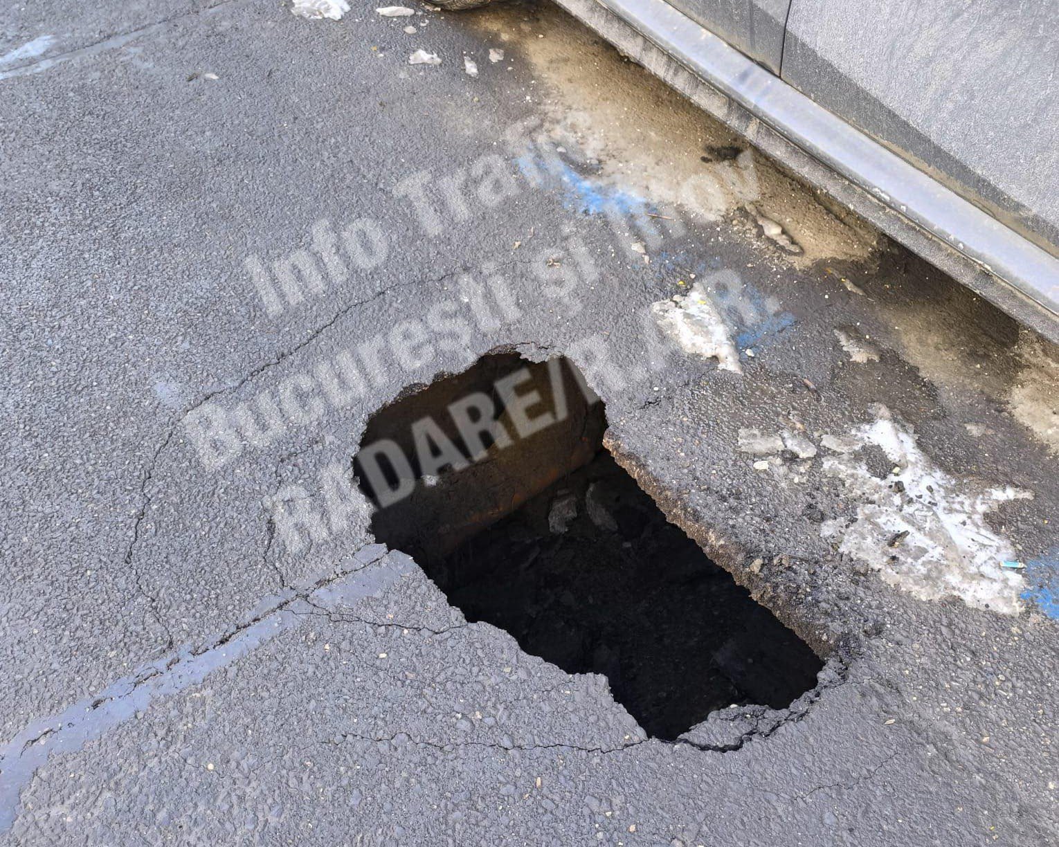 Alarma a fost trasă luni după-amiază în Capitală, când o porțiune din carosabilul străzii Făinari din cartierul Obor s-a surpat, afectând traficul și punând în alertă autoritățile locale