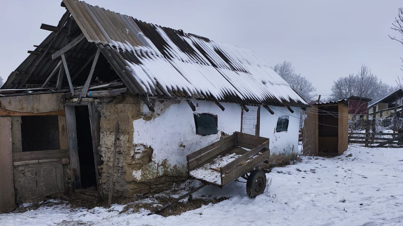 Percheziții masive în Botoșani: o rețea de acte false în vizorul autorităților Sindicatul Europol a publicat, joi seară, imagini de la locuințe dărăpănate din județul Botoșani, suspecte de a fi utilizate de cetățeni din Moldova, Ucraina și Rusia pentru obținerea ilegală a documentelor de identitate românești