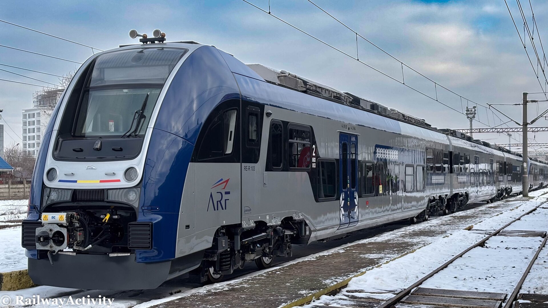 Primele trenuri electrice PESA au sosit în București, marcând începutul unei noi etape în modernizarea transportului feroviar din România Luni seara, gara București Obor a devenit scena unui moment important pentru transportul feroviar românesc