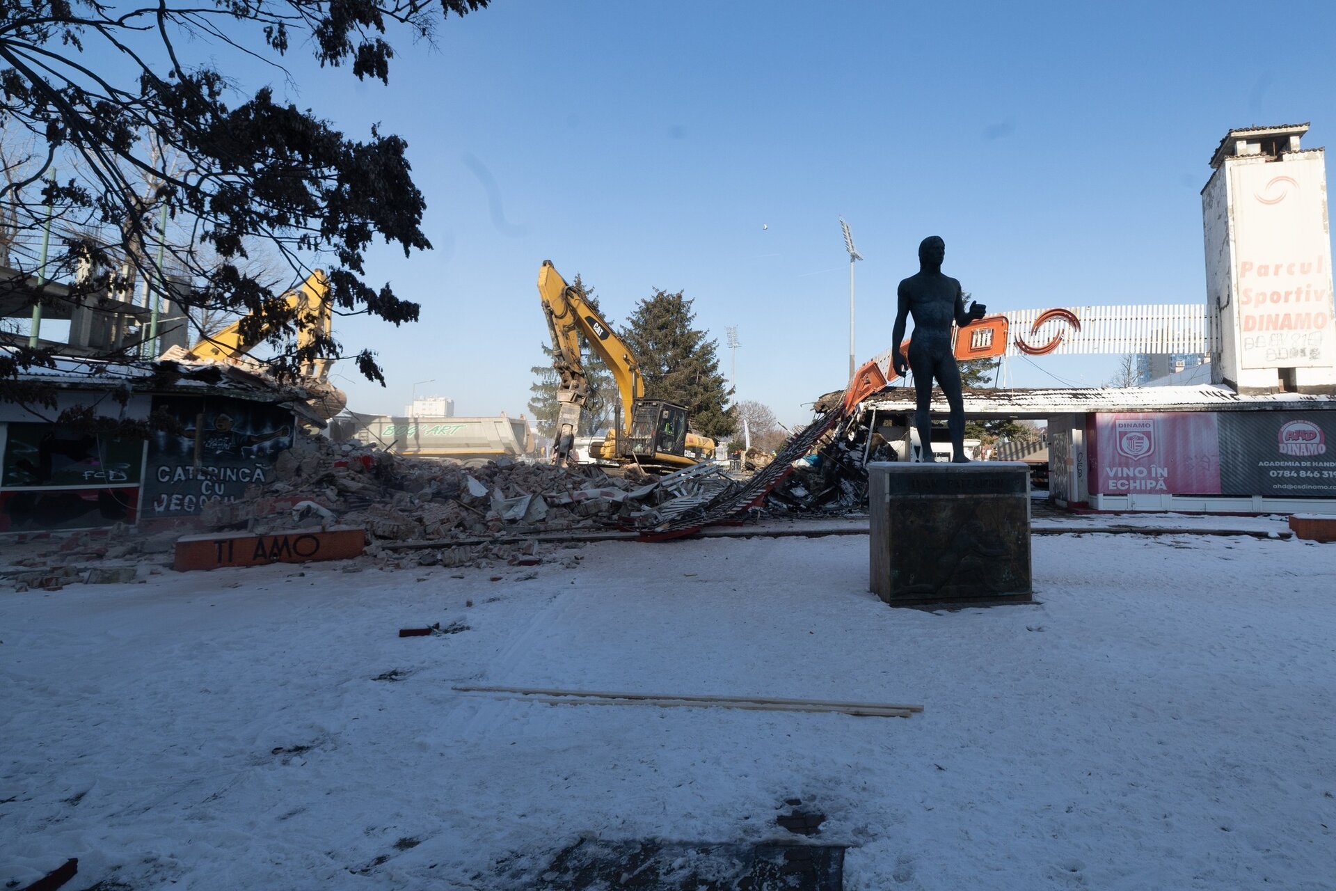 Demolarea stadionului Dinamo a început oficial, marți, 20 ianuarie, într-o zi tristă pentru suporterii și fostii jucători ai echipei înscrise în istoria fotbalului românesc