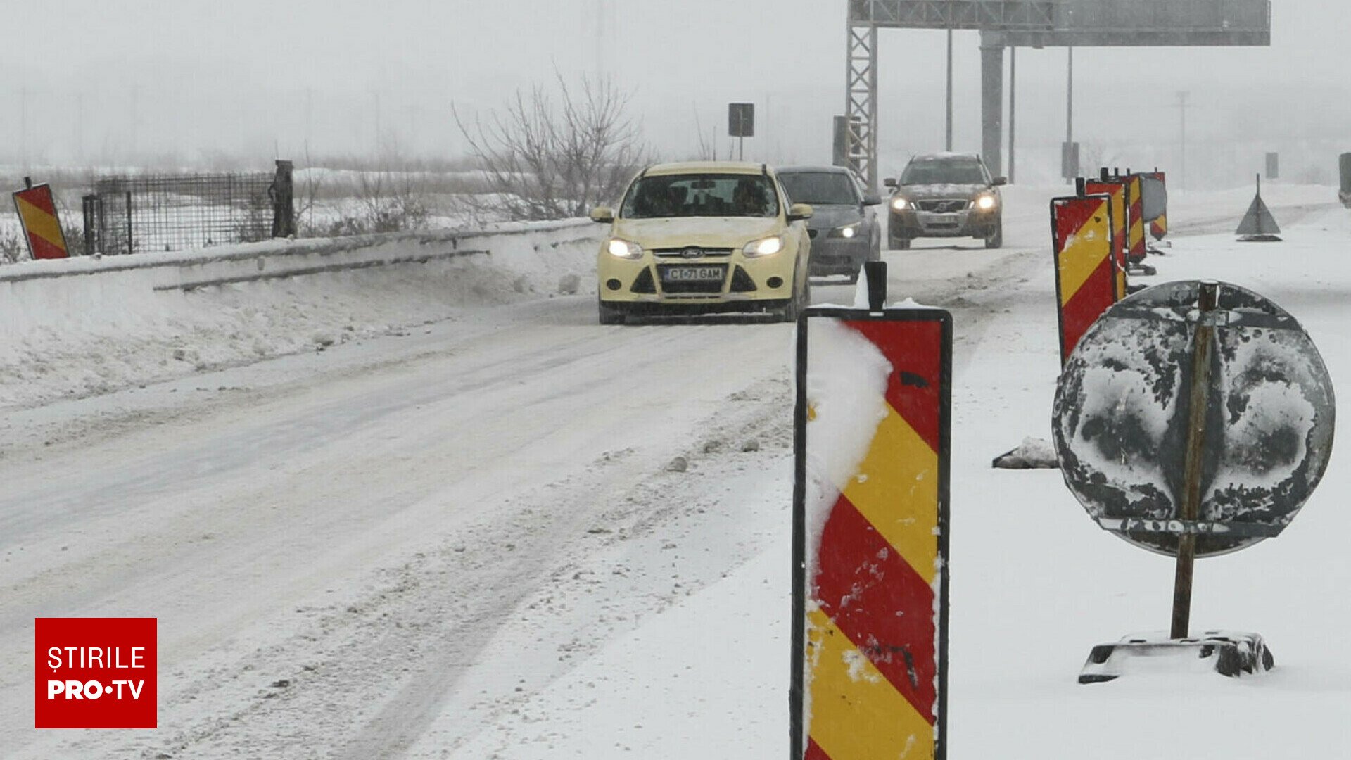 Drumuri închise și dificultăți în aprovizionare din cauza ninsorilor Centrul Infotrafic a anunțat că, sâmbătă dimineață, activitățile de deszăpezire sunt desfășurate pe drumurile a 14 județe din România, iar pe mai multe tronsoane de autostradă traficul a fost oprit