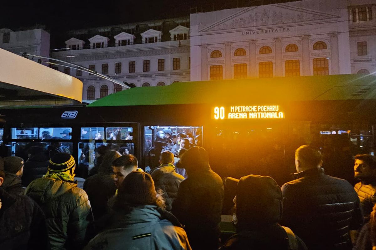 Au venit turcii în București! Suporterii lui Fenerbahce, oaspeți inimoși și colorat la meciul cu FCSB Câteva sute de suporteri ai lui Fenerbahce au invadat Centrul Vechi al Bucureștiului, unde, înainte de ora 17:00, atmosfera a fost animată de cânturi și băuturi specifice
