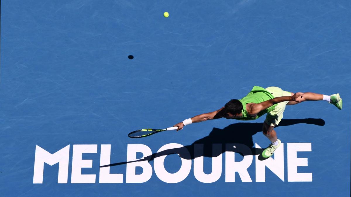 Carlos Alcaraz, imbatabil în Melbourne: O victorie convingătoare în fața lui Corentin Moutet Carlos Alcaraz, tânărul fenomen al tenisului mondial, continuă să impresioneze la Open-ul Australian, avansând fără dificultăți în optimile de finală după o victorie lăudabilă în fața francezului Corentin Moutet, cu 6-2, 6-4, 6-1