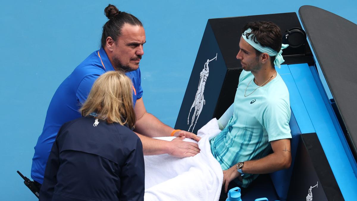 Musetti, din nou lovit de ghinion: Se retrage în sferturile de finală la Australian Open Lorenzo Musetti a suferit o nouă accidentare, retrăgându-se în sferturile de finală ale Australian Open, în ciuda unei situații favorabile, având avantaj de două seturi la zero în fața lui Novak Djokovic