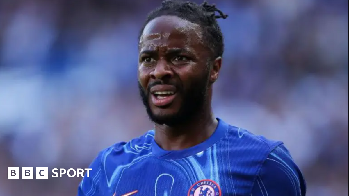 Raheem Sterling la răscruce: Ce urmează după aventura londoniană? Atacantul englez Raheem Sterling, după un sezon tumultuos cu Chelsea, își caută acum noi orizonturi în fotbal