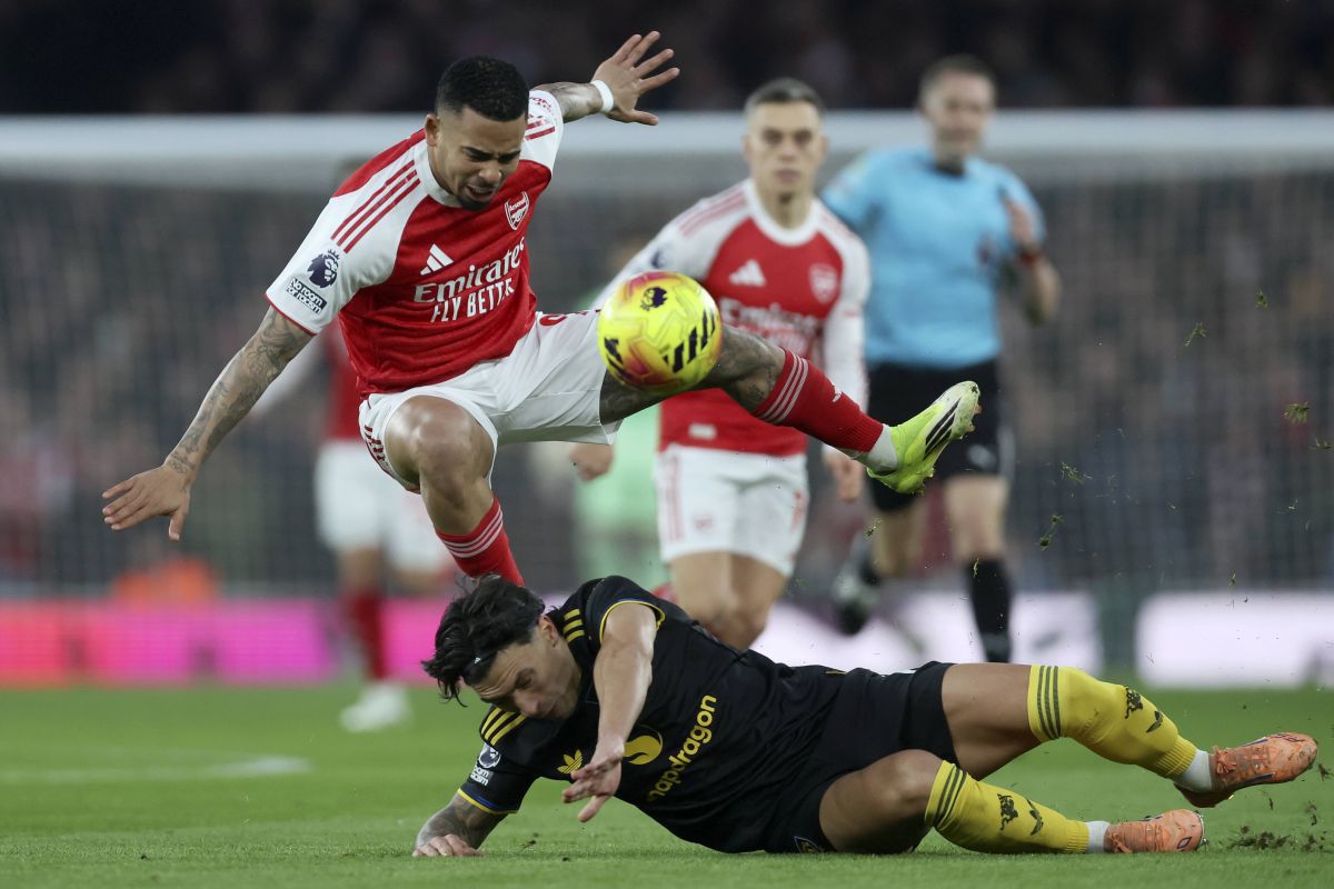 Arsenal și Manchester United, un duel fără învingător: 1-1 în Premier League Arsenal și Manchester United s-au întâlnit duminică seara, 25 ianuarie 2026, pe Emirates Stadium, într-un meci din runda cu numărul 23 din Premier League, încheindu-se cu o remiză dramatică, 1-1