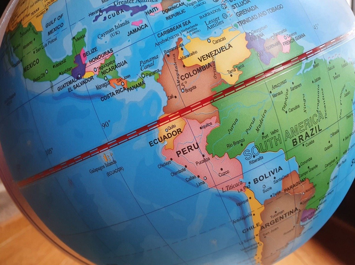 Europa, cu ochii ațintiți spre Caraibe: avertismentul EASA față de zborurile peste Venezuela Avertismentul emis de Agenția Uniunii Europene pentru Siguranța Aviației (EASA) a declanșat o reacție rapidă în rândul companiilor aeriene care operează zboruri spre și dinspre America Latină, în special în contextul tensiunilor regionale și al situației de securitate complicate din Venezuela