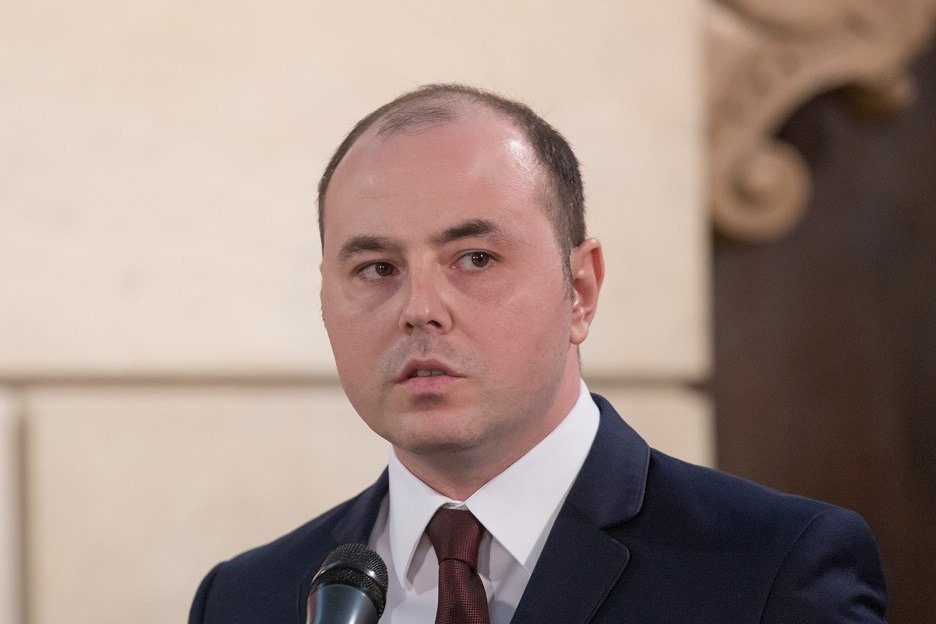 Controverse la vârful puterii: declarațiile ministrului Apărării despre regimul comunist și reacția deputatului PNL Alexandru Muraru Tensiunile din scena politică românească s-au accentuat în ultimele zile după ce ministrul Apărării, Radu Miruță, a lansat o declarație controversată legată de perioada comunistă