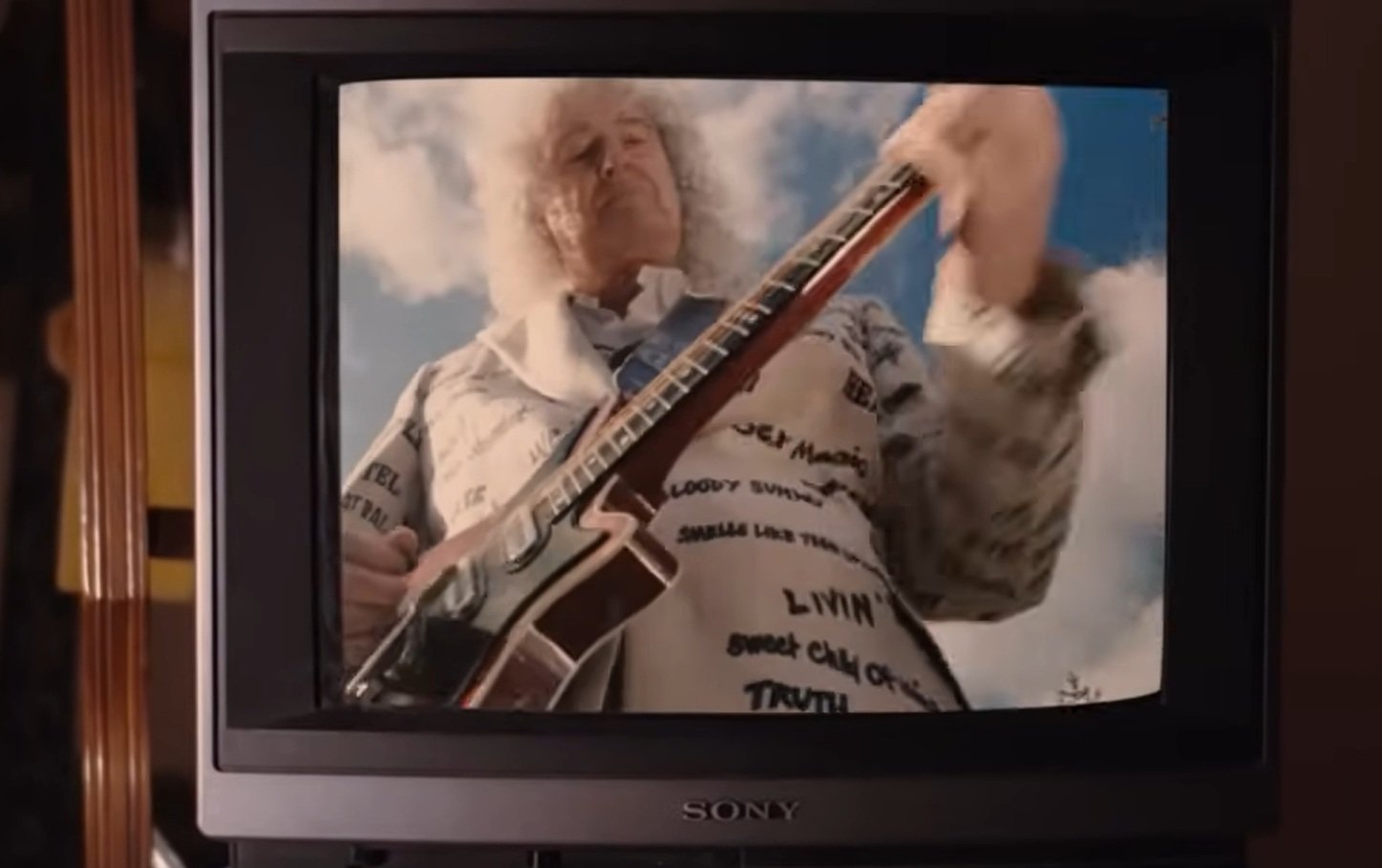 Chitaristul legendarei formații Queen, Brian May, a anunțat recent că nu are în plan un turneu în Statele Unite în viitorul apropiat, motivând această decizie prin preocupări legate de situația actuală, considerată potențial periculoasă pentru public și artiști deopotrivă