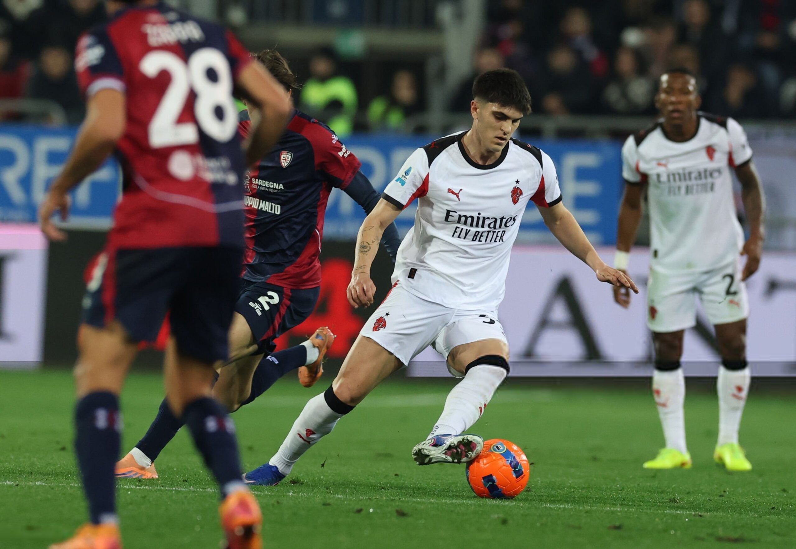 Davide Bartesaghi: O performanță surprinzătoare în defensiva lui AC Milan În urma unei partide intense împotriva echipei Cagliari, tânărul fundaș central Davide Bartesaghi a reușit să atragă atenția nu doar prin prestația sa solidă, ci și prin umilința cu care a abordat o poziție care nu este naturală pentru el