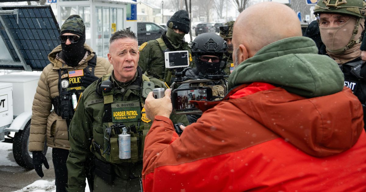O măsură de urgență a Departamentului de Securitate Internă (DHS) a suspendat accesul comandantului Patrulei de Frontieră a Statelor Unite, Gregory Bovino, la conturile sale de pe rețelele sociale