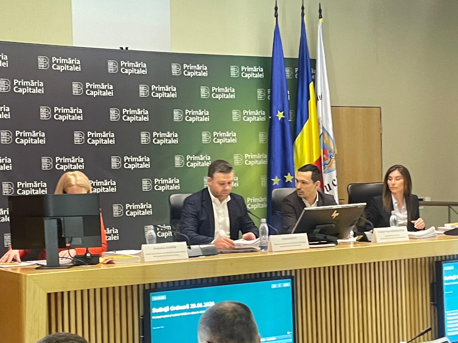 Primăria Municipiului București intră în noua etapă a mandatului cu propriile sale tensiuni, iar prima ședință a Consiliului General după preluarea mandatului de către noul primar, Ciprian Ciucu, a fost marcată de acuzații și controverse legate de reorganizarea instituțiilor subordonate