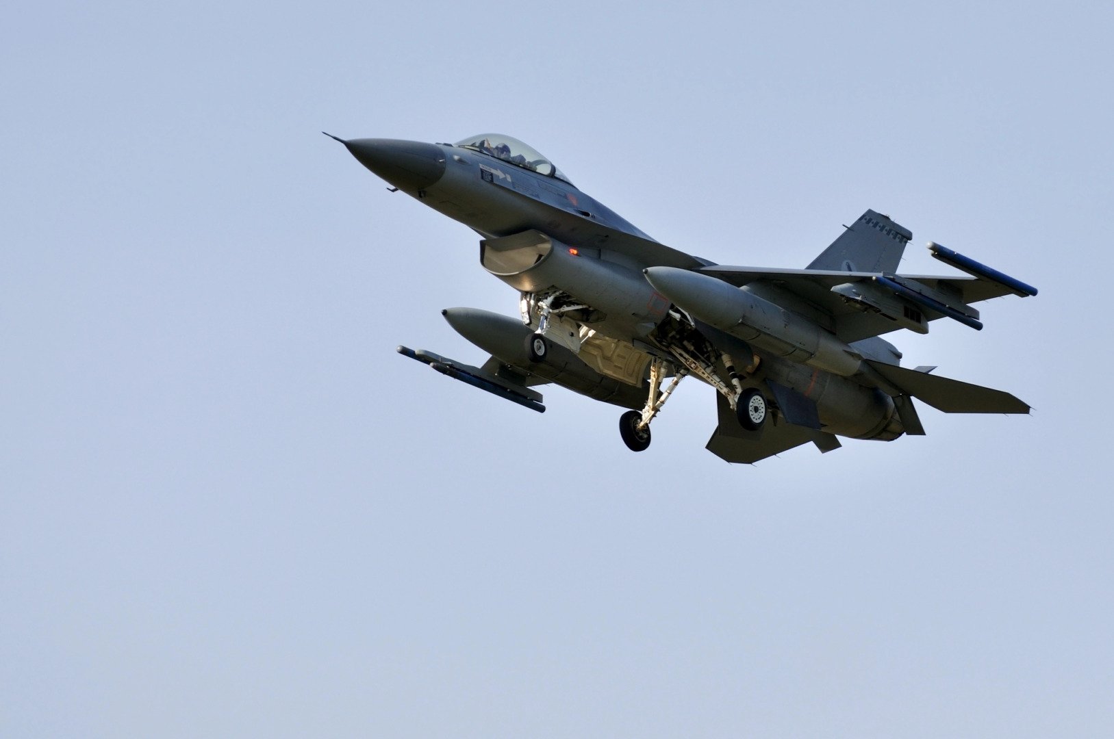 NATO solicită Turciei să trimită avioane F-16 pentru patrularea aeriană a spațiului deasupra țărilor baltice, măsură adoptată cu câteva luni mai devreme decât era planificat inițial