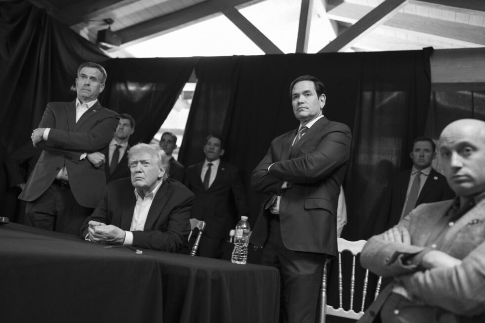 Casa Albă a confirmat momentul crucial al intervenției din Venezuela, publicând imagini inédite din reședința Mar-a-Lago, unde președintele Donald Trump, alături de Secretarul Apărării, Pete Hegseth, și de generali americani, urmăreau în direct desfășurarea unei operațiuni de amploare care a dus la capturarea liderului venezuelean Nicolás Maduro