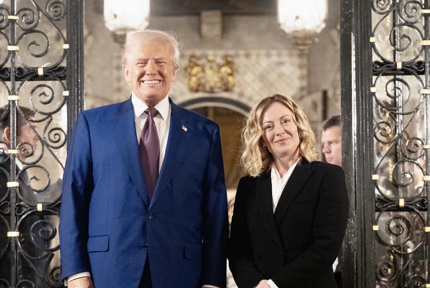 Giorgia Meloni îl vrea pe Donald Trump recompensat cu Premiul Nobel pentru Pace pentru eforturile de a încheia războiul din Ucraina Premierul italian Giorgia Meloni și-a manifestat public speranța ca fostul președinte american Donald Trump să pună capăt conflictului din Ucraina, în contextul nopții în care tensiunile din regiune continuă să escaladeze