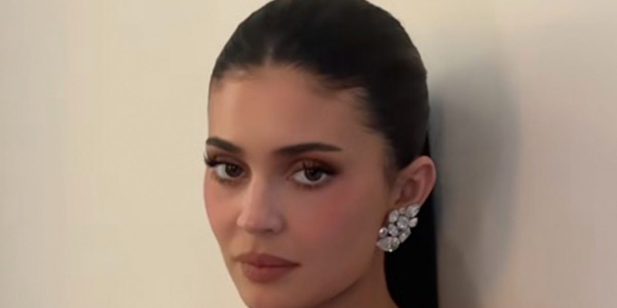 ES_KYLIE_OFFPLAT1.jpg - ReporterUrban