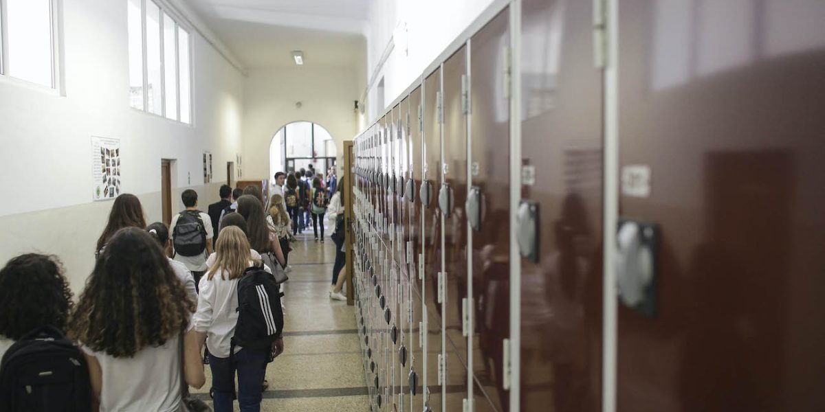 Elevi-la-scoala-pe-holuri-clasa-dulapuri-Foto-INQUAM-Photos-Octav-Ganea.jpg - ReporterUrban