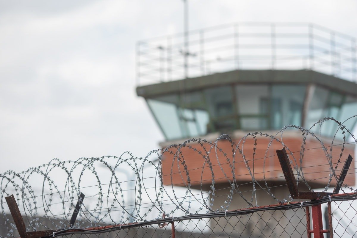 Evadare spectaculoasă a unui om de afaceri turc din Penitenciarul Rahova, autoritățile oferă detalii incertante despre permisiile acordate Unul dintre cele mai spectaculoase cazuri recente de evadare din închisoare a zguduit sistemul penitenciar românesc, după ce omul de afaceri turc Abdullah Ataș, condamnat la 22 de ani de închisoare pentru activități ilegale, a reușit să dispară de la Penitenciarul Rahova, chiar după ce fusese eliberat temporar pentru motive personale