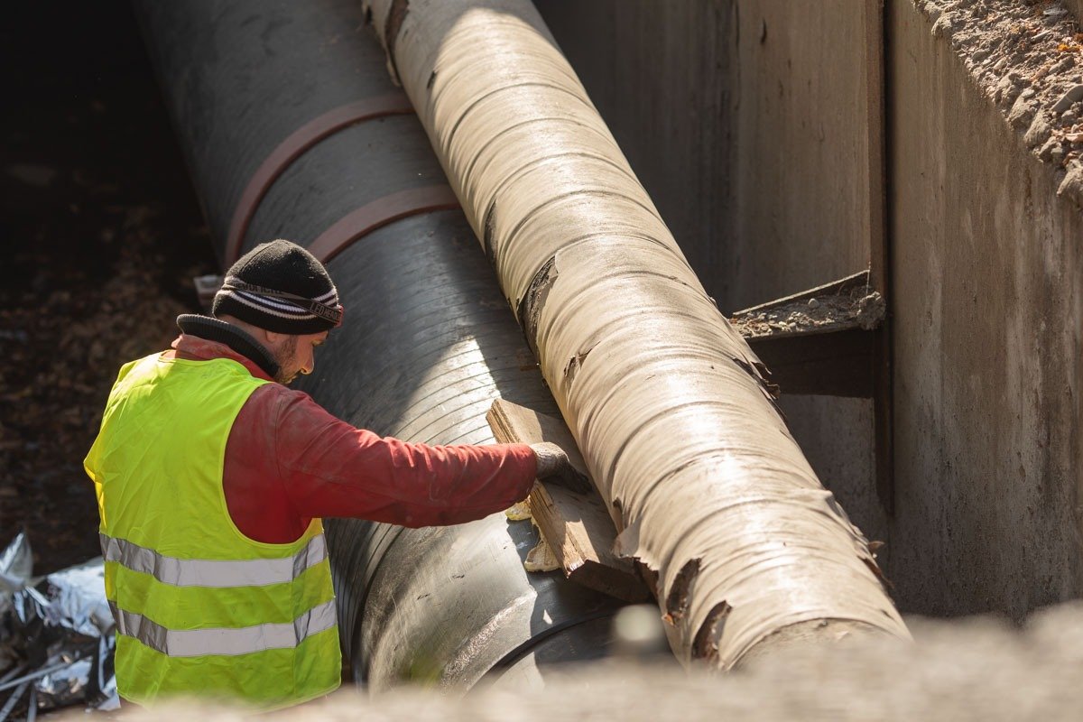 Situație critică în sistemul de termoficare al Capitalei: dezastru la sursa de energie centrală Criza încălzirii și apei calde din București atinge un punct de tensiune fără precedent, după ce Primăria Generală a anunțat că problema majoră provine dintr-o avarie majoră la Centrala de Termoficare Sud, un furnizor ce aparține Ministerului Energiei și companiei Elcen