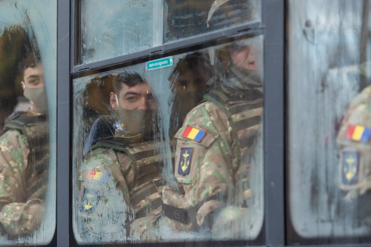 Ministerul Apărării își reafirmă angajamentul pentru păstrarea personalului militar în activitate, contestând speculațiile privind modificări ale vârstei de pensionare și reducerea salariilor sau pensiilor, într-un moment în care sistemul de apărare al României se află în fața unor provocări interne și externe