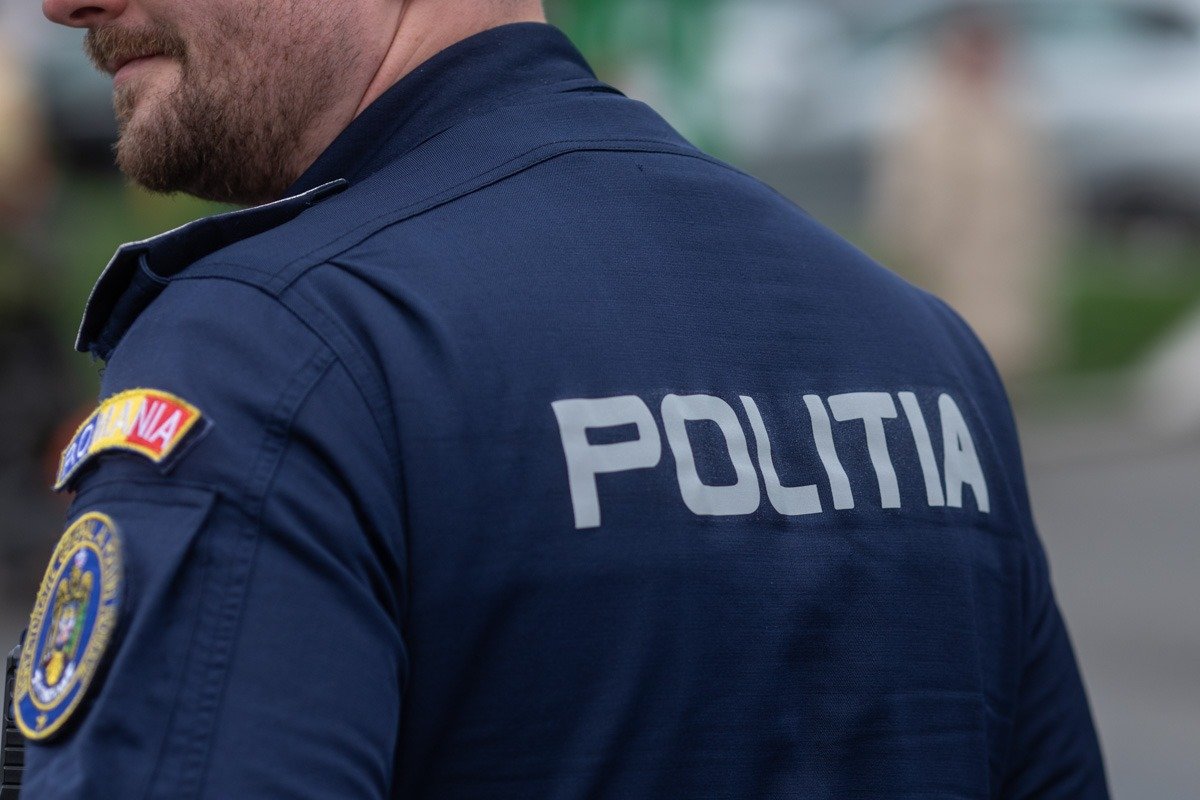 Tragedie la Bistrița: un tânăr de 18 ani găsit decedat într-un local din oraș Noaptea de vineri spre sâmbătă a marcat o tragedie în peisajul civic al orașului Bistrița, după ce poliția a fost contactată pentru un caz șocant — un tânăr de 18 ani fost descoperit fără viață într-o garsonieră situată în mansarda unui restaurant cunoscut din oraș