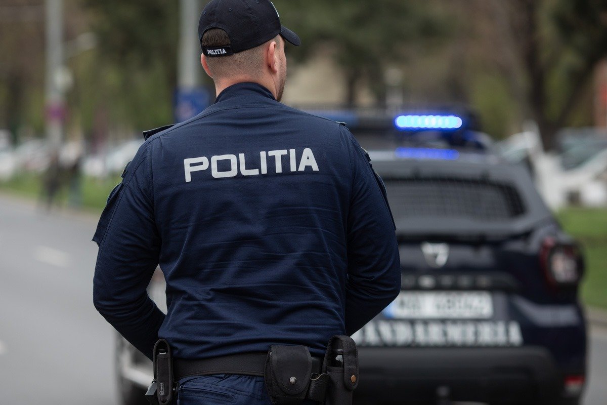 Un incident grav de agresiune asupra unui minor a zguduit comunitatea din localitatea vasluiană Puiești, unde polițiștii au demarat cercetări după ce un videoclip postat online arată un adolescent de 16 ani fiind umilit și brutalizat de trei tineri