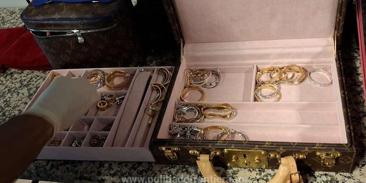 Femei-bijuterii-ceasuri-bunuri-3-milioane-de-euro.jpg - ReporterUrban