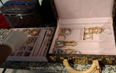 Femei-bijuterii-ceasuri-bunuri-3-milioane-de-euro.jpg - ReporterUrban