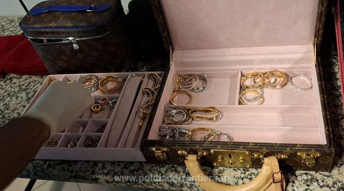 Polițiștii de la Aeroportul „Henri Coandă” Otopeni au reușit să deconspire o încercare de contrabandă de proporții, descoperind bijuterii și ceasuri de lux estimate la circa 3 milioane de euro în bagajele a două femei sosite din Dubai