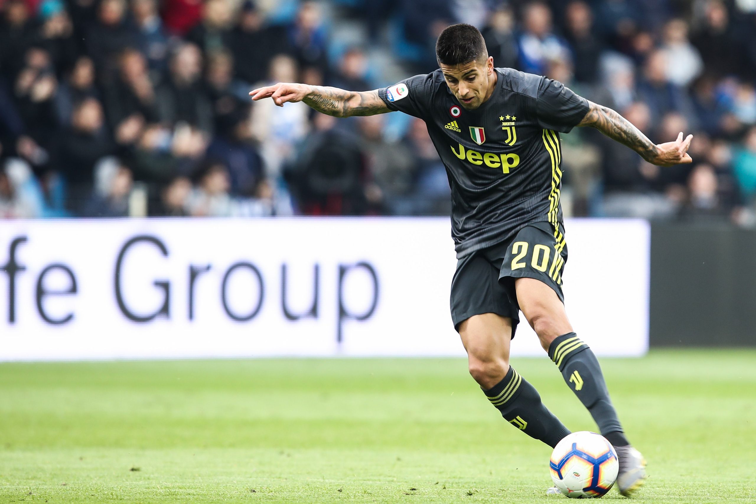 Joao Cancelo înapoi la Juventus? Negocieri în toi Joao Cancelo, fundașul portughez care a impresionat în cariera sa internațională, ar putea reveni la Juventus, club pe care l-a reprezentat în sezonul 2018-2019