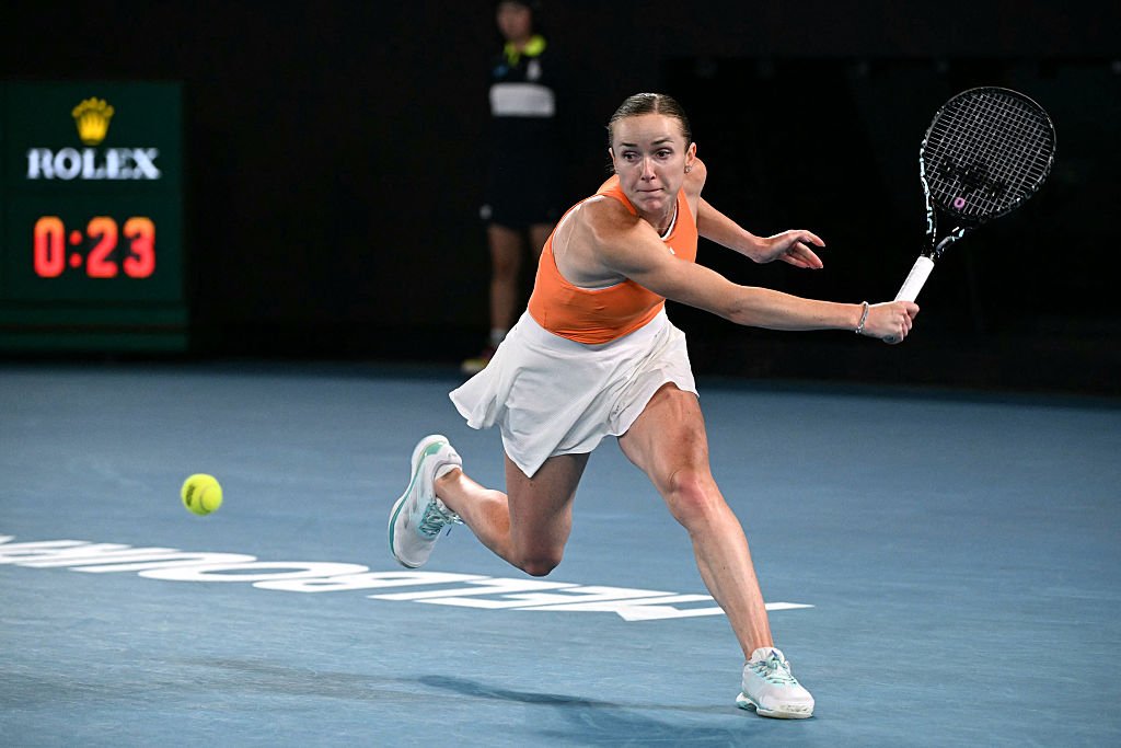 Elina Svitolina avansează în sferturile de finală ale Australian Open Elina Svitolina a reușit să își adauge o nouă realizare în palmaresul său impresionant, avansând în sferturile de finală ale Australian Open după o victorie convingătoare cu 6-2, 6-4 în fața jucătoarei ruse Mirra Andreeva, numărul 8 mondial