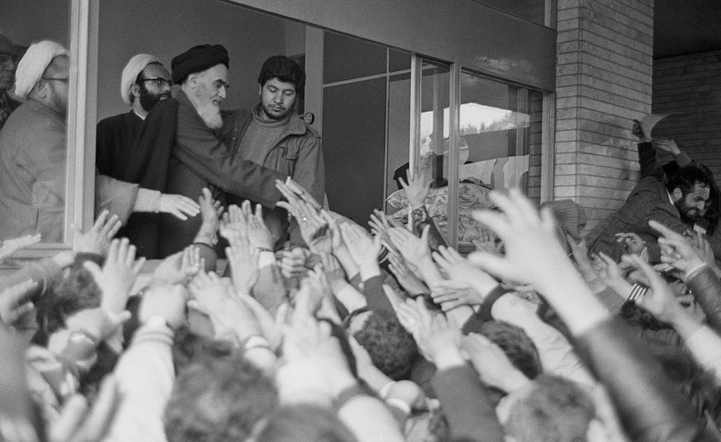 Protestele din Iran escaladează: O țară în criză În Iran, tensiunile sociale au atins un nou apogeu, după ce comercianții din faimosul Bazar al Teheranului au decis, pe 28 decembrie, să își închidă magazinele în semn de protest față de inflația galopantă și de deprecierea dramati că a monedei naționale