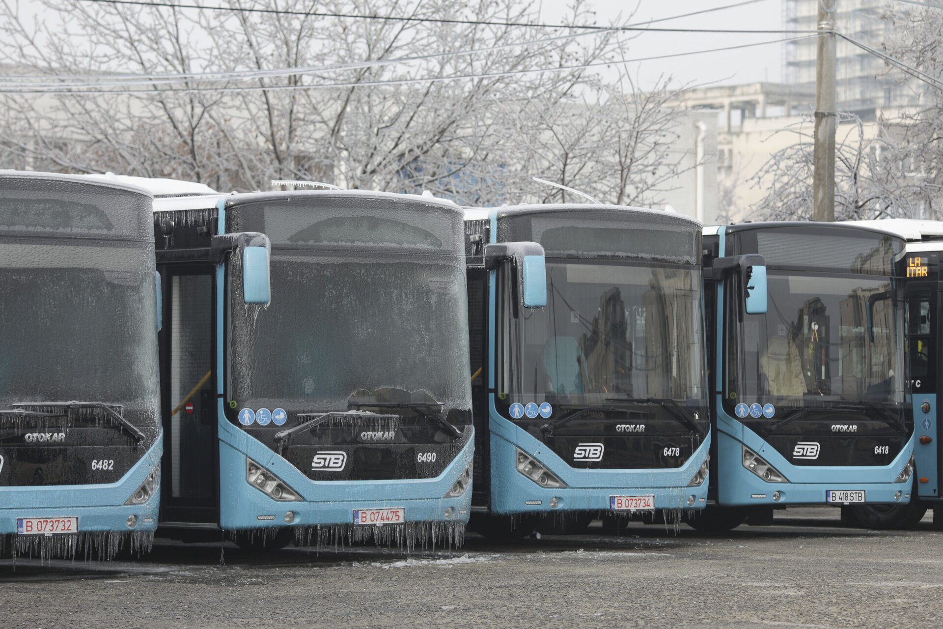 Criza de lichidități și piese blochează stațiile de autobuz din București și pot duce la un faliment tehnic al Societății de Transport București (STB), situatie fără precedent în istoria recentă a serviciilor publice din capitală
