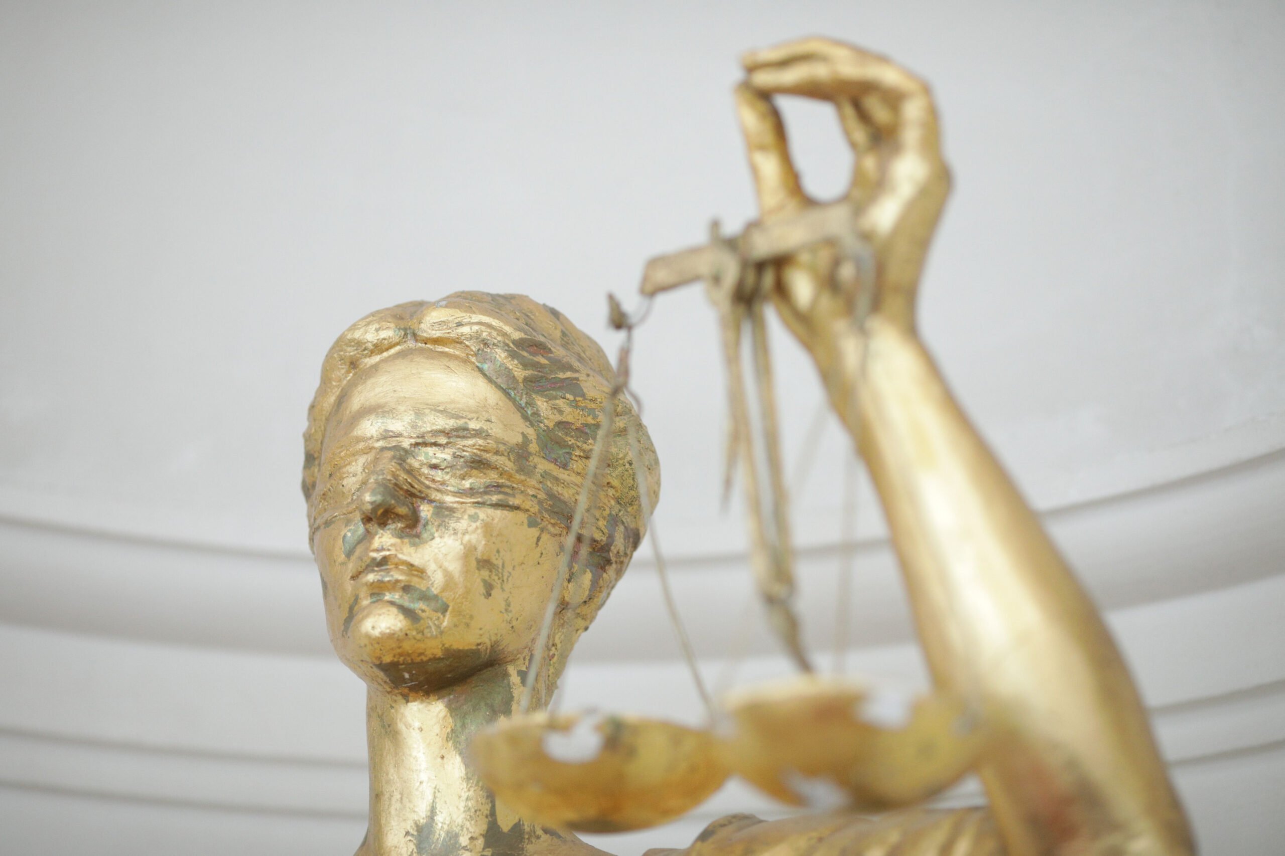 Un bărbat din județul Călărași a fost lăsat liber după ce a agresat femeia cu care locuia în Lehliu-Gară, chiar dacă a cauzat leziuni grave, inclusiv fracturi ale coastelor și multiple echimoze