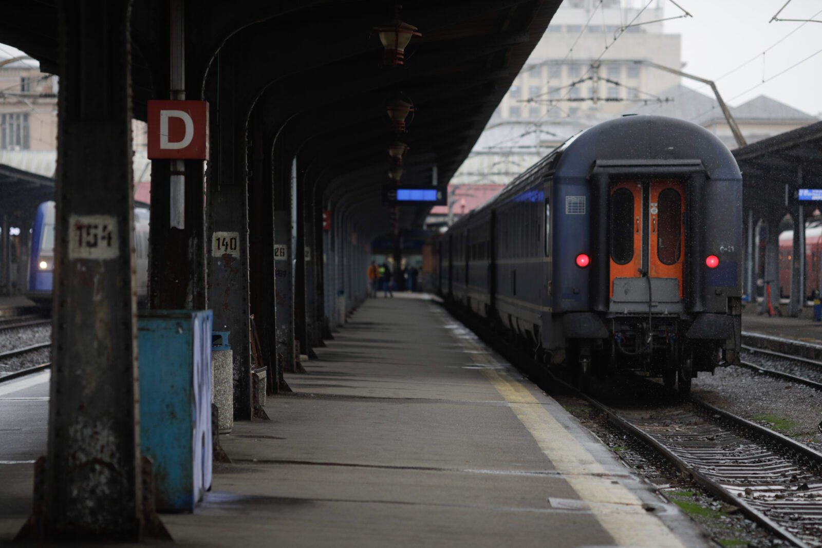 Întârzieri de o oră pe rutele CFR din Târgu Jiu și Iași spre București și coloane pe DN1