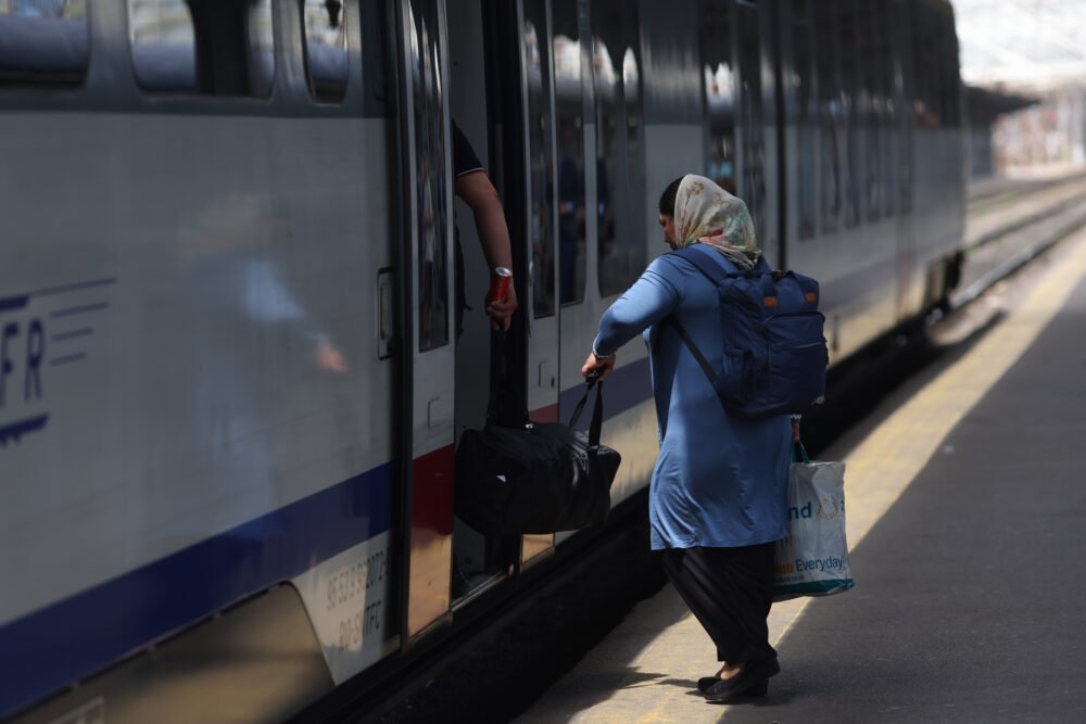 Modificări semnificative în circulația trenurilor între București și Budapesta în urma lucrărilor de întreținere a infrastructurii Călătorii care planifică să plece sau să ajungă în capitala Ungariei trebuie să fie pregătiți pentru întârzieri și modificări ale rutelor feroviare, odată cu anunțul făcut de CFR Călători referitor la schimbări temporare în circulație