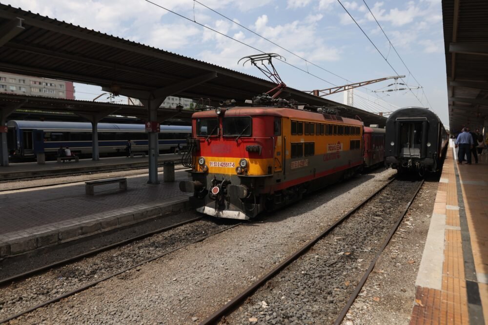 Gara de Nord din București a fost ieri dimineață scena unor întârzieri semnificative în circulația trenurilor, probleme cauzate aparent de condițiile de trafic sau de alte neconcordanțe în gestionarea programului