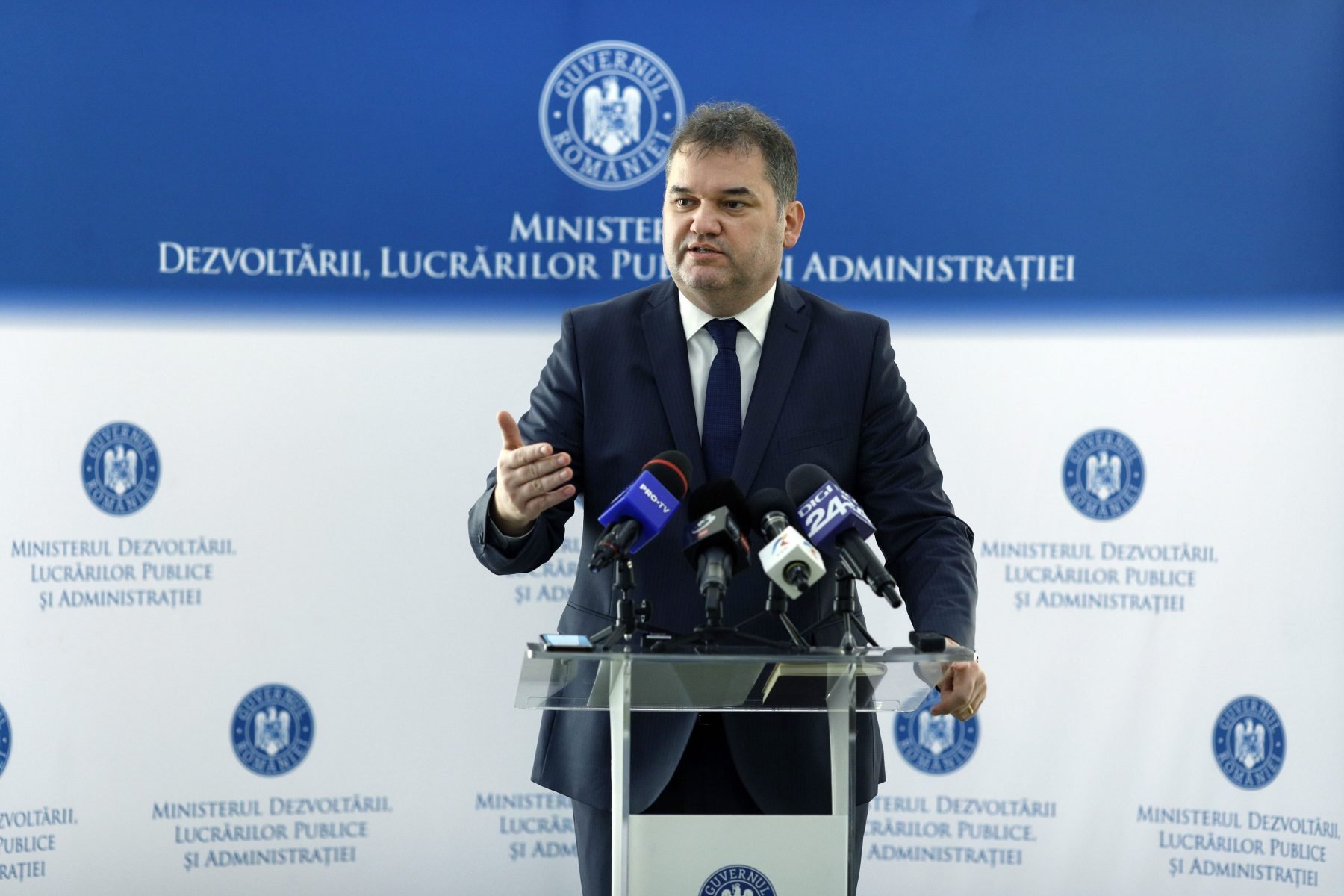 Reducerea cheltuielilor în administrația publică, la un pas de concretizare Ministerul Dezvoltării a lansat marți seară în dezbatere publică un proiect de lege menit să reducă semnificativ cheltuielile în administrația publică centrală și locală