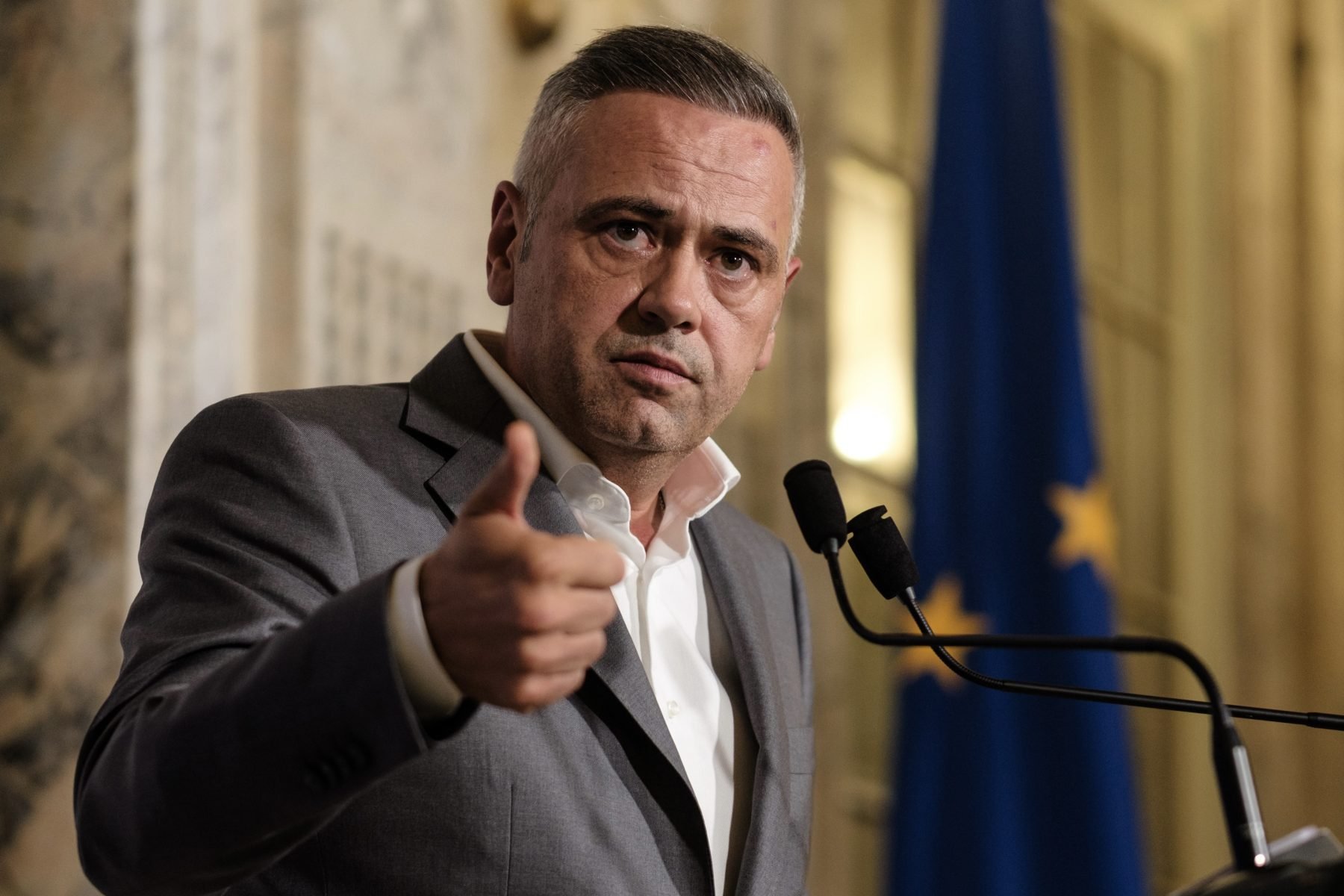 Scenă de conflict în coaliția guvernamentală: PSD contestă votul pentru acordul UE-Mercosur Tensiunile din interiorul coaliției de guvernare s-au amplificat după ce Partidul Social Democrat (PSD) a acuzat Ministerul Afacerilor Externe, condus de Uniunea Salvați România, de „trădare a intereselor naționale”
