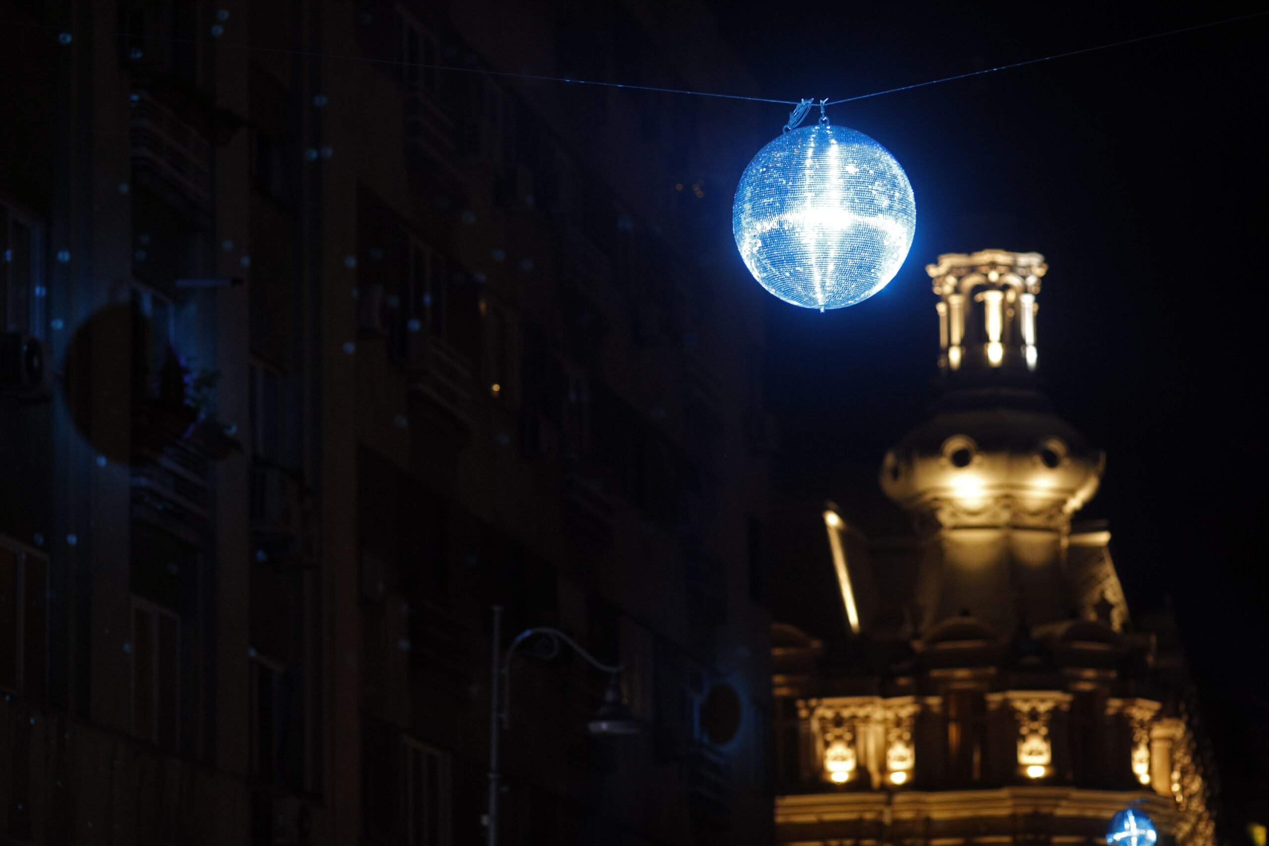 Bucureștiul, capitala cu un trecut bogat în tradiții și evenimente culturale, pare să îmbrace din nou mantia sărbătorilor, chiar dacă vremea continuă să fie imprevizibilă