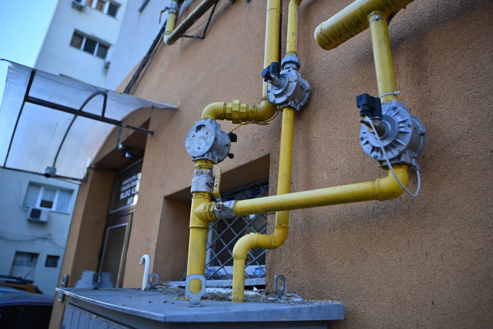 Criza momentului: avarie la rețeaua de distribuție a gazelor din Sectorul 1 afectează mii de consumatori O avarie majoră la rețeaua de distribuție a gazelor naturale a perturbat, în această dimineață, alimentarea cu gaze naturale în mai multe zone din Sectorul 1 al Capitalei