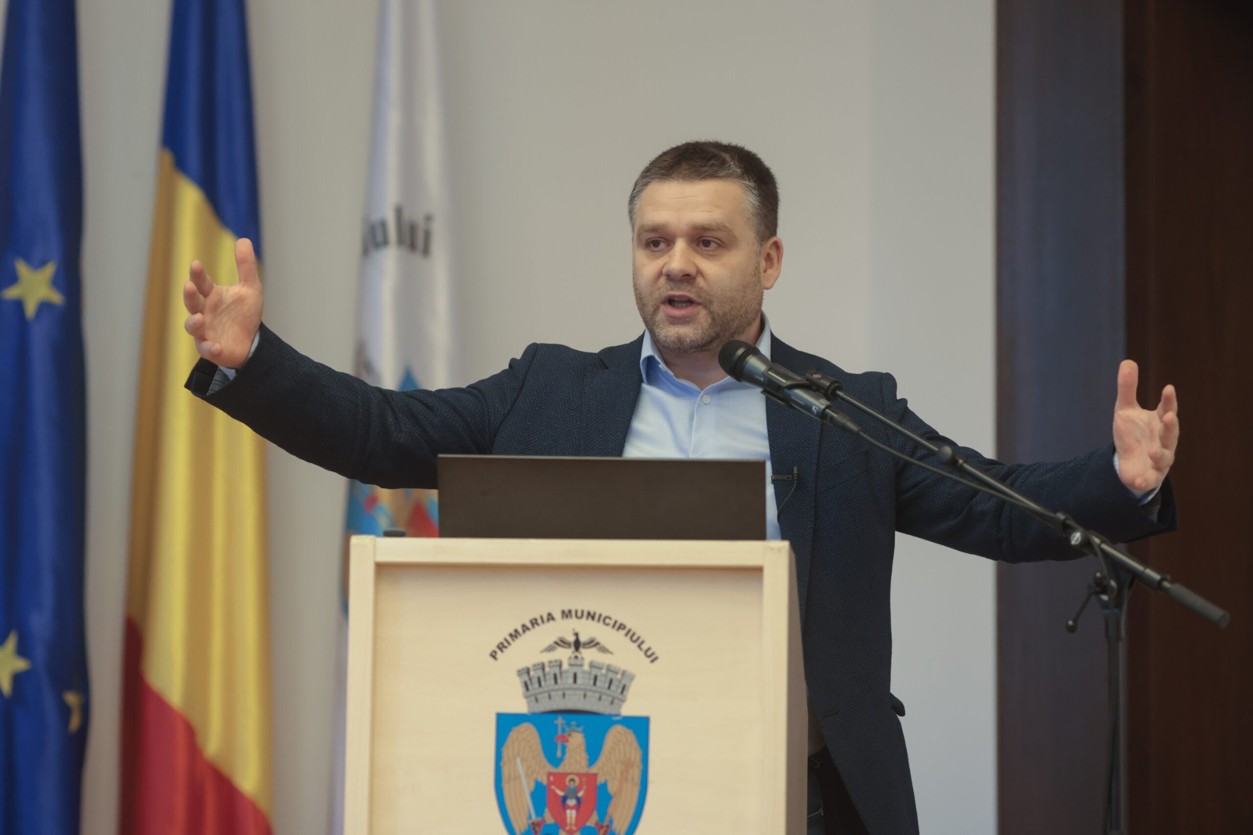 Primarul Ciprian Ciucu a preluat recent conducerea Capitalei într-un moment critic pentru administrația publică, cu conturi aproape epuizate și un sistem de transport în derută, aflat sub presiune uriașă
