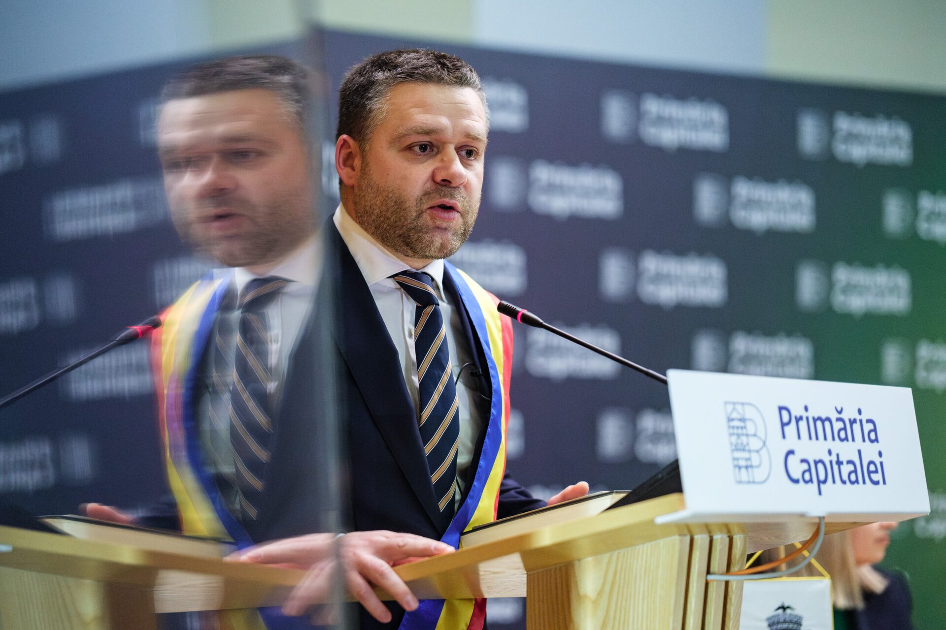 Prima ședință a noului mandat al Consiliului General din București, condus de edilul Ciprian Ciucu, s-a desfășurat într-un decor tensionat și plin de contre, marcând, din primele minute, o evoluție anticlimactică pentru cel mai important for administrativ al capitalei